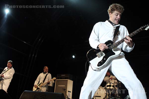 THE HIVES - 2009-08-01 - PAREDES DE COURA (Portugal) - Praia do Tabuao - Per Almqvist - Arne Christian Jääskeläinen - Mikael Karlsson Åström - Björn Mattias Bernvall